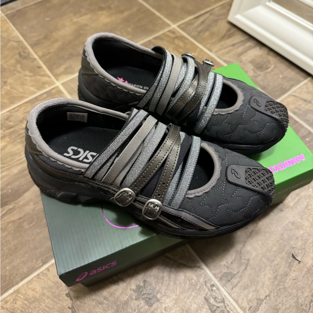 ASICS Gel-Lokros Size 6.5 (women)